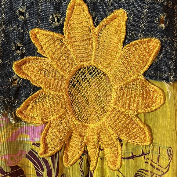 Sunflowers & pretty stitching make this Sz small, flowy tank blouse so feminine. - Picture 6 of 11